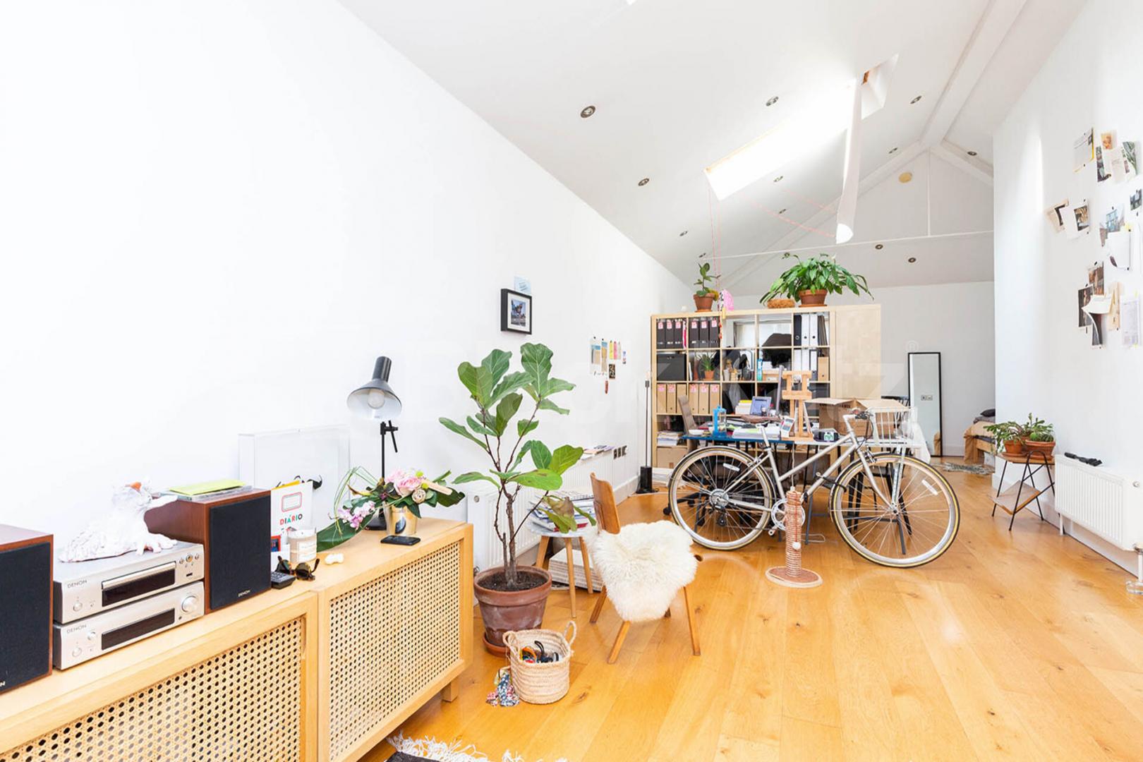 Large studio space with balcony and roof terrace in the heart of Bethnal Green Bethnal Green Road, Bethnal Green 